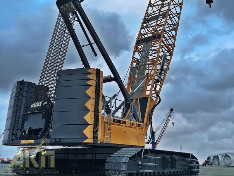 Кран 300. Либхер кран 300т. Liebherr LR 1300. Кран Либхер 300 тонн. Гусеничный кран Либхер LR 1300.